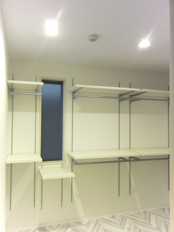 リビングを可動式の間仕切りで明るく広い空間に リビングを可動式の間仕切りで明るく広い空間に